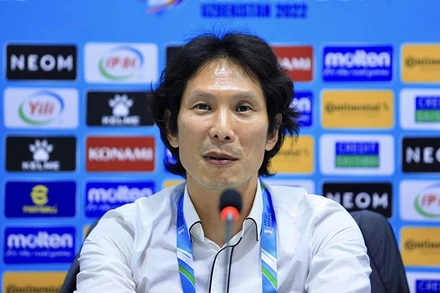 HLV Gong Oh-kyun trả lời báo giới sau trận hòa 1-1 U23 Hàn Quốc tối 5/6. (Ảnh: VFF)