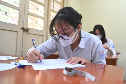 Học sinh Hà Nội bước vào môn thi đầu tiên kỳ tuyển sinh lớp 10 THPT