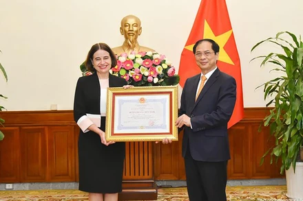 Bộ trưởng Ngoại giao Bùi Thanh Sơn trao Huân chương Hữu nghị tặng bà Robyn Mudie, Đại sứ Australia tại Việt Nam. (Nguồn: Baoquocte.vn)