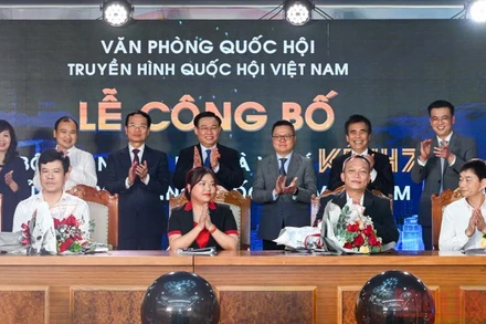 Chủ tịch Quốc hội Vương Đình Huệ cùng các đại biểu chứng kiến lễ ký thỏa thuận hợp tác giữa Truyền hình Quốc hội Việt Nam với các đơn vị. (Ảnh: DUY LINH)