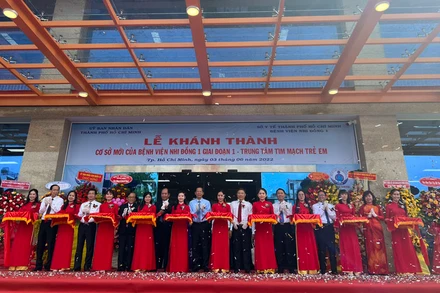 Cắt băng khánh thành cơ sở mới Bệnh viện Nhi Đồng 1 giai đoạn 1. 