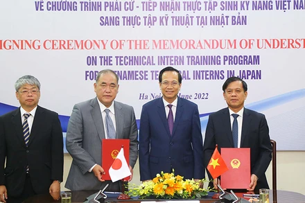 Bộ trưởng Đào Ngọc Dung chứng kiến lễ ký kết Bản ghi nhớ về chương trình phái cử - tiếp nhận thực tập sinh kỹ năng Việt Nam sang Nhật Bản (Ảnh: Molisa). 