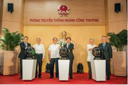 Các đại biểu thực hiện nghi thức khánh thành Phòng Truyền thống ngành công thương. 