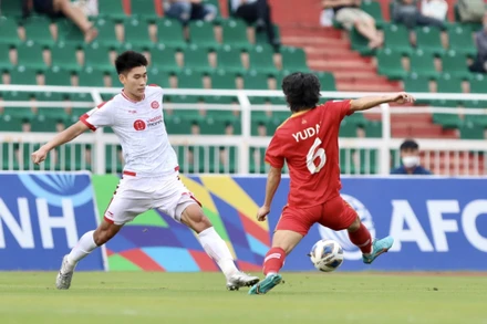 Nhâm Mạnh Dũng xông xáo trên hàng công. (Ảnh: M.H)