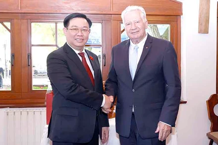 Chủ tịch Quốc hội Vương Đình Huệ tiếp Phó Chủ tịch Quốc hội Hungary Istvan Jakab. (Ảnh: Doãn Tấn)