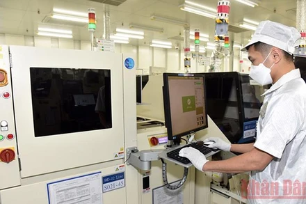 Sản xuất ở Công ty TNHH Samsung Electronics Việt Nam, Thái Nguyên (Ảnh: Trần Hải).