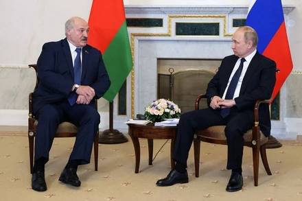 Tổng thống Nga Vladimir Putin (phải) và người đồng cấp Belarus Alexander Lukashenko. (Ảnh: REUTERS)