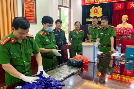 Công an kiểm tra số lượng, chủng loại ma túy tang vật.