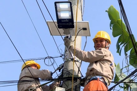 Hơn 10km tuyến đường thuộc xã Đông Mỹ (thành phố Thái Bình) được lắp đèn năng lượng mặt trời trong chương trình “Thắp sáng đường quê”, do tỉnh Thái Bình phát động.