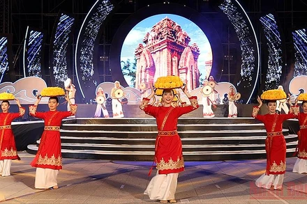 Một trong những tiết mục nghệ thuật mở màn chuỗi sự kiện Nha Trang-Chào hè 2022. 