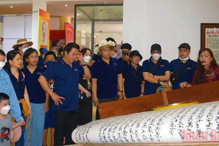 Khách du lịch đến tham quan Bảo tàng Quảng Bình.