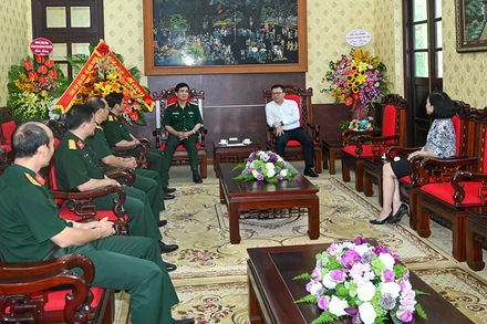 Tổng Biên tập Báo Nhân Dân Lê Quốc Minh tiếp đoàn đại biểu Tổng cục Hậu cần. (Ảnh: DUY LINH)