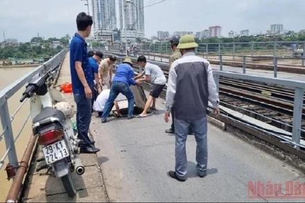Lực lượng chức năng xử lý khu vực nền bị hư hỏng trên cầu Long Biên vào tháng 5/2022.