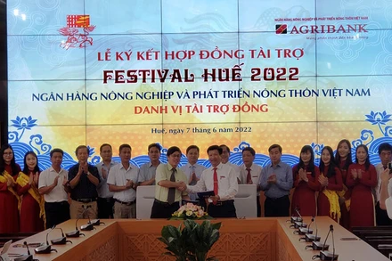 Ký kết tài trợ giữa Ban tổ chức Festival Huế 2022 và Agribank.