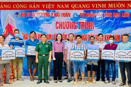 Bộ Tư lệnh Vùng 2 Hải Quân trực tiếp hỗ trợ ngư dân Bạc Liêu. (Ảnh: Đình Long).