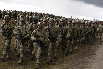 Các binh sĩ Mỹ tại lễ chào đón quân đội NATO tại Orzysz, Ba Lan. (Ảnh: REUTERS)