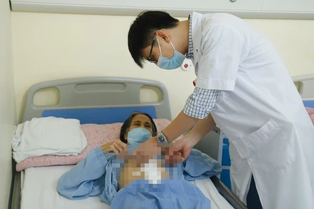 Bác sĩ thăm khám lại cho bệnh nhân sau phẫu thuật.