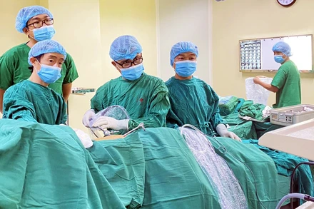 Kíp mổ tiến hành phẫu thuật cắt bỏ khối u trung thất trọng lượng 2kg cho bệnh nhân A.B.