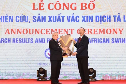 Thứ trưởng Nông nghiệp và Phát triển nông thôn Phùng Đức Tiến trao Giấy chứng nhận lưu hành vaccine thương mại NAVET-ASFVAC cho đại diện Công ty cổ phần Thuốc thú y Trung ương Navetco. 