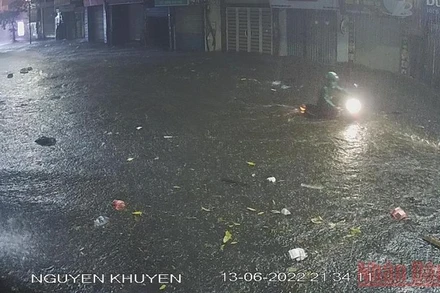 Phố Nguyễn Khuyến ngập sâu trong nước.