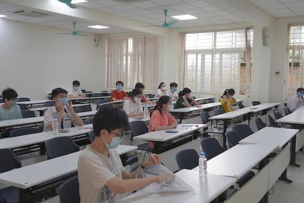 Thí sinh tham dự kỳ thi tuyển sinh lớp 10 Trường THPT chuyên Khoa học tự nhiên.