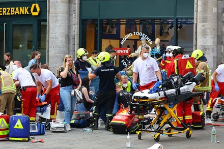 Nhân viên ứng phó khẩn cấp hỗ trợ những người bị thương. (Ảnh: Reuters)