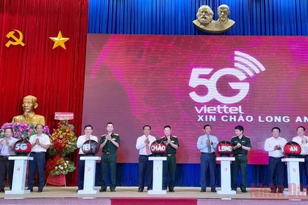 Lãnh đạo tỉnh Long An cùng lãnh đạo Viettel ấn nút khai trương phát sóng mạng 5G Viettel tại Long An.