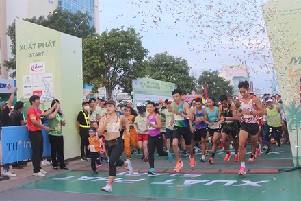 500 vận động viên tham gia cự ly 42km xuất phát.
