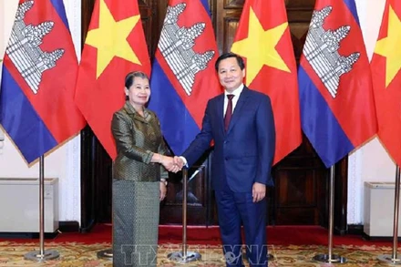 Phó Thủ tướng Chính phủ Lê Minh Khái và Phó Thủ tướng Campuchia Men Sam An. (Ảnh: TTXVN)