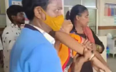 Ít nhất 150 người, chủ yếu là các công nhân nữ, bị ngộ độc khí. (Nguồn: India Times)