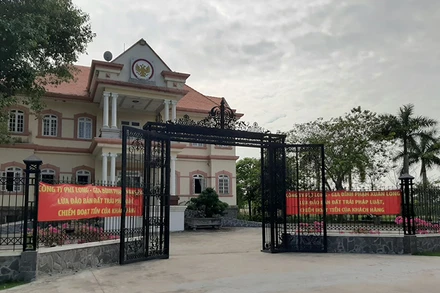 Nhiều băng rôn tố cáo Công ty Phi Long lừa đảo được treo trước trụ sở công ty này. Ảnh: vov.vn.