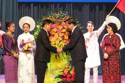 Chủ tịch UBND Thành phố Hồ Chí Minh Phan Văn Mãi (phải) và Tổng lãnh sự Campuchia Sok Dareth bắt tay chúc mừng kỷ niệm 55 năm mối quan hệ song phương tốt đẹp giữa Việt Nam và Campuchia. (Ảnh: A.T)