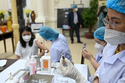 Tiêm vaccine cho học sinh trung học cơ sở ở Hà Nội vào tháng 11/2021 (Ảnh minh họa: Duy Linh).