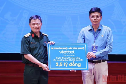 Đại tá Tào Đức Thắng, Chủ tịch kiêm Tổng Giám đốc Tập đoàn Viettel trao kinh phí hỗ trợ cho đại diện Quỹ xã hội từ thiện Tấm lòng vàng.