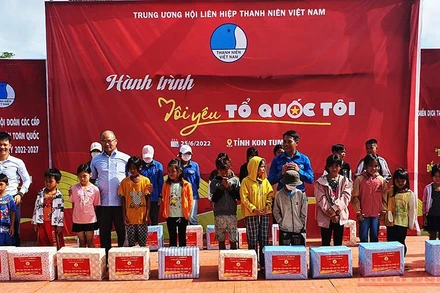 Trao tặng học bổng cho các em học sinh dân tộc thiểu số có hoàn cảnh khó khăn.