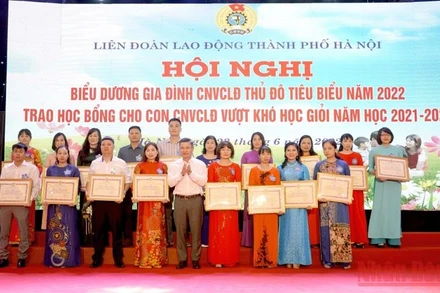 Các gia đình đón nhận danh hiệu "Gia đình công nhân viên chức Thủ đô tiêu biểu" năm 2022.