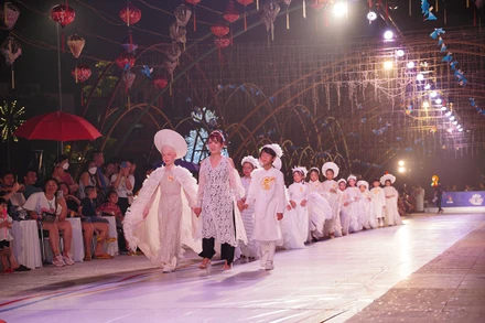 Các mẫu nhí trình diễn trên sân khấu dài 100m. (Ảnh: Ban tổ chức cung cấp)