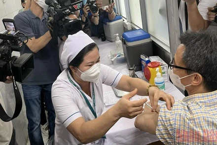 Phó Thủ tướng Vũ Đức Đam tiêm mũi 4 vaccine phòng Covid-19 tại Bệnh viện Bệnh Nhiệt đới Thành phố Hồ Chí Minh.