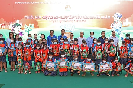 Ban Tổ chức trao học bổng và quà tặng thiếu nhi tại Ngày hội.