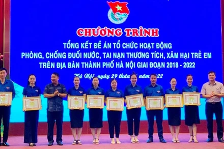 Khen thưởng các tập thể, cá nhân tham gia hoạt động chống đuối nước, chống xâm hại trẻ em.