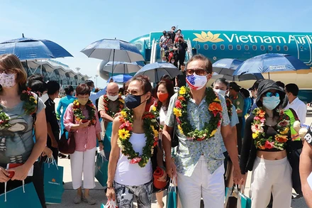 Vietnam Airlines khai trương đường bay Nha Trang-Singapore