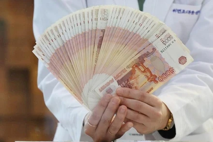 Đồng ruble của Nga tại Ngân hàng ở Seoul, Hàn Quốc. (Ảnh: YONHAP/TTXVN)