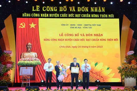 Phó Thủ tướng Thường trực Phạm Bình Minh trao Bằng công nhận huyện Châu Đức đạt chuẩn nông thôn mới.