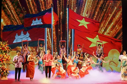 Chương trình nghệ thuật chào mừng tại Lễ kỷ niệm 55 năm Ngày thiết lập quan hệ ngoại giao Việt Nam-Campuchia tại Hà Nội ngày 24/6/2022.