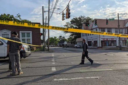 Cảnh sát điều tra tại hiện trường vụ xả súng. (Ảnh: CNN)