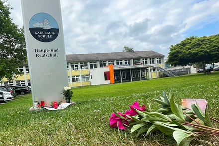 Nhiều người đã đến đặt hoa và nến tại trường trung học Kaulbach. (Ảnh: Reuters)