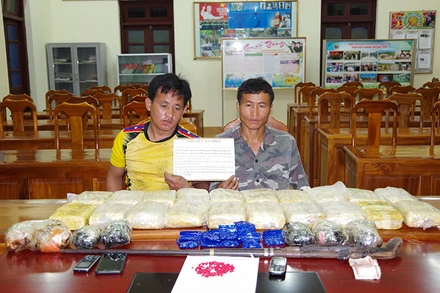 Hai đối tượng Bun Son, Lếch Vang và tang vật khi bị bắt.