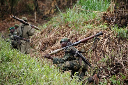 Binh sĩ của CHDC Congo tuần tra gần khu vực Beni tại tỉnh North-Kivu, ngày 31/12/2013. (Ảnh: Reuters)