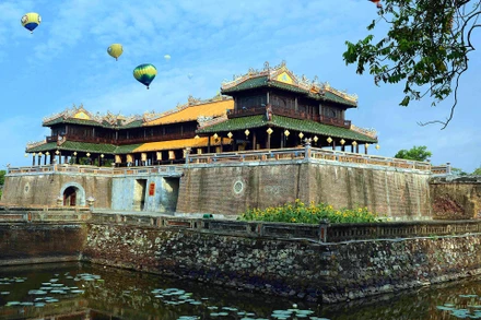 Các khinh khí cầu với màu sắc rực rỡ và hình thái đa dạng cùng bay trên bầu trời của Cố đô Huế.