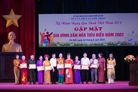 Thành phố tặng quà cho những gia đình văn hóa tiêu biểu trên địa bàn.